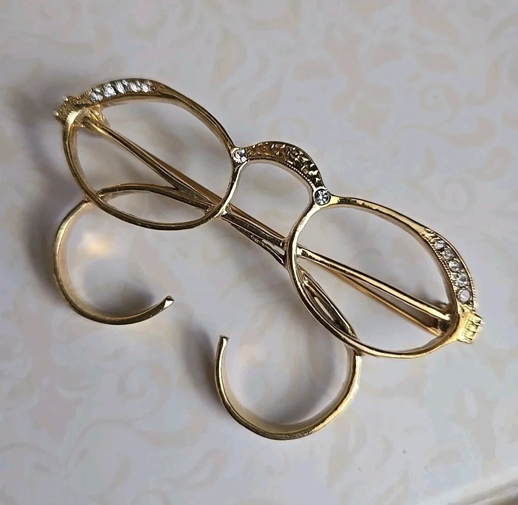 1928 Jewelry Silver-Tone Costume Pearl Chain Double Cats Badge Eyeglass Holder 3